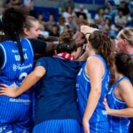 Jugadoras del equipo Azulmarino celebrando una victoria en el baloncesto