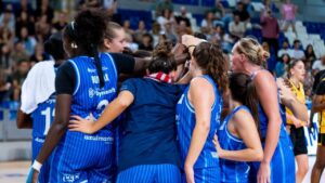 Jugadoras del equipo Azulmarino celebrando una victoria en el baloncesto