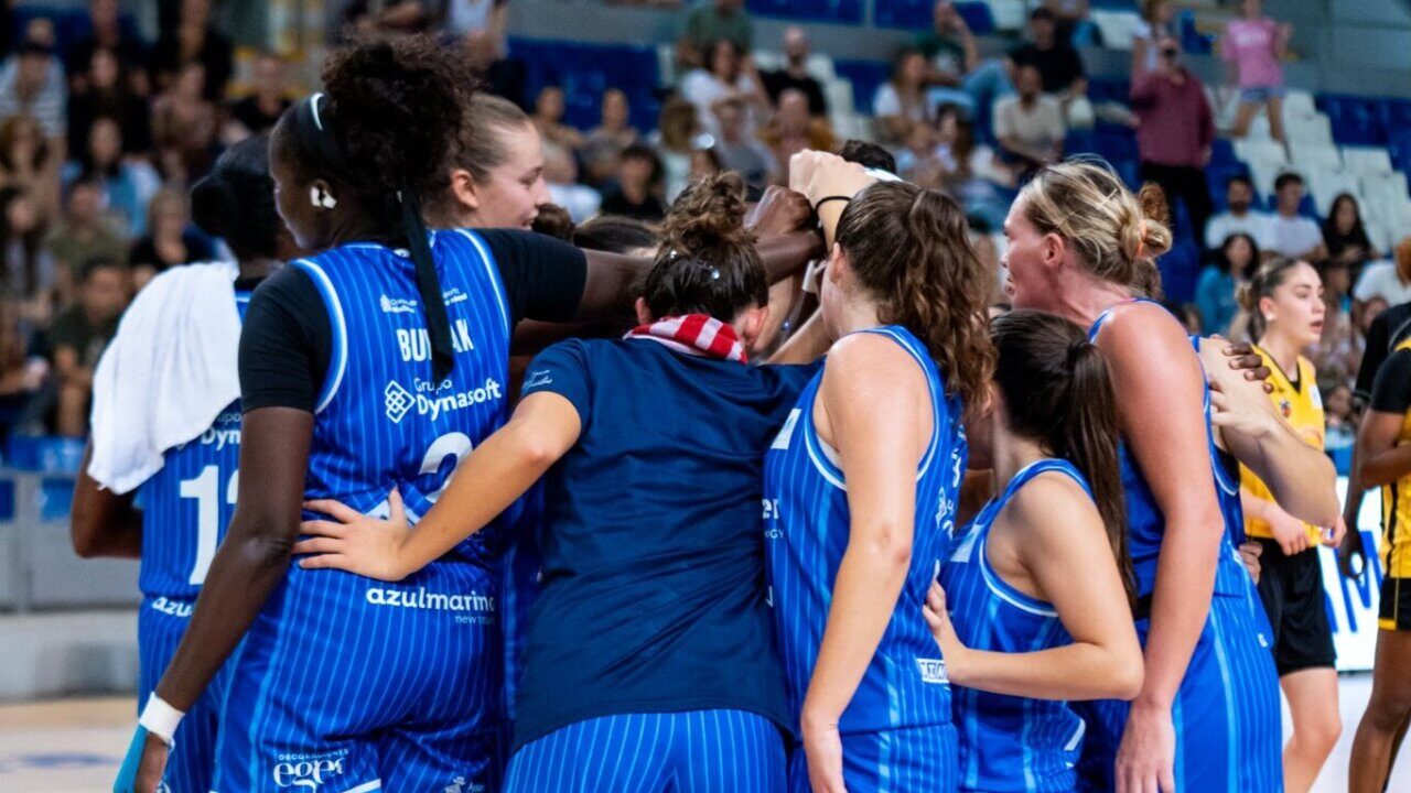 Jugadoras del equipo Azulmarino celebrando una victoria en el baloncesto