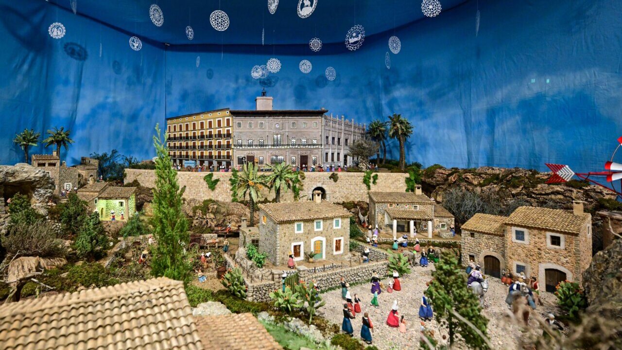 Belén de Cort con figuras y edificios emblemáticos de Palma