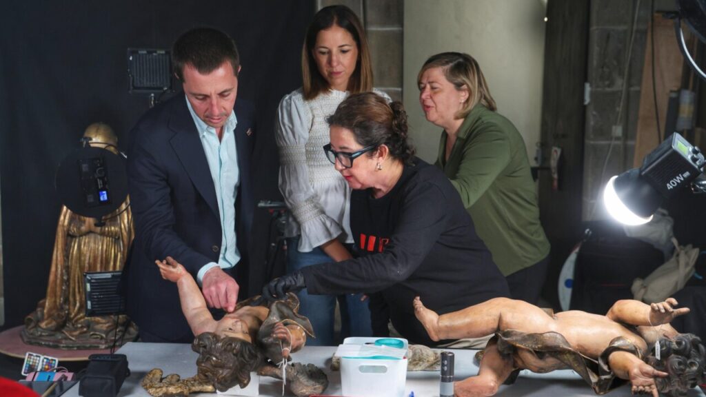Restauradores trabajando en figuras del Belén de la Sang