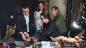 Restauradores trabajando en figuras del Bel&eacute;n de la Sang