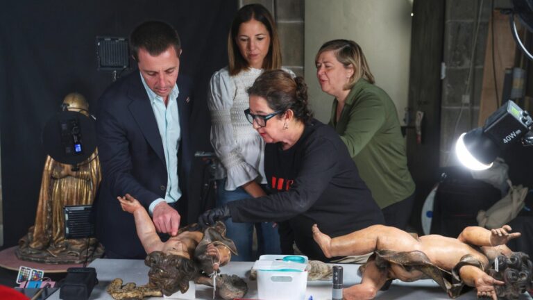 Restauradores trabajando en figuras del Belén de la Sang
