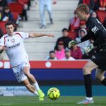 Jugador del RCD Mallorca en acción durante un partido de fútbol