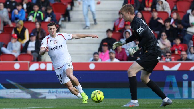 Jugador del RCD Mallorca en acción durante un partido de fútbol