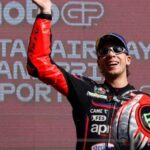 Marco Bezzecchi celebrando su victoria en MotoGP en Portugal