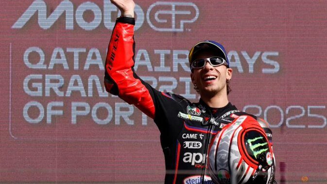 Marco Bezzecchi celebrando su victoria en MotoGP en Portugal