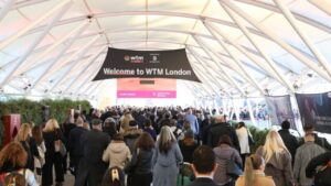 Multitud de asistentes en la entrada de la World Travel Market en Londres