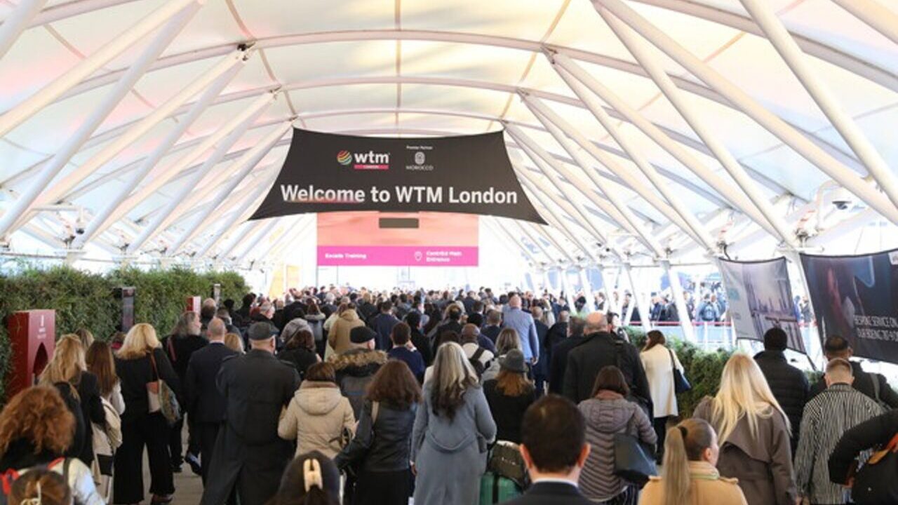 Multitud de asistentes en la entrada de la World Travel Market en Londres
