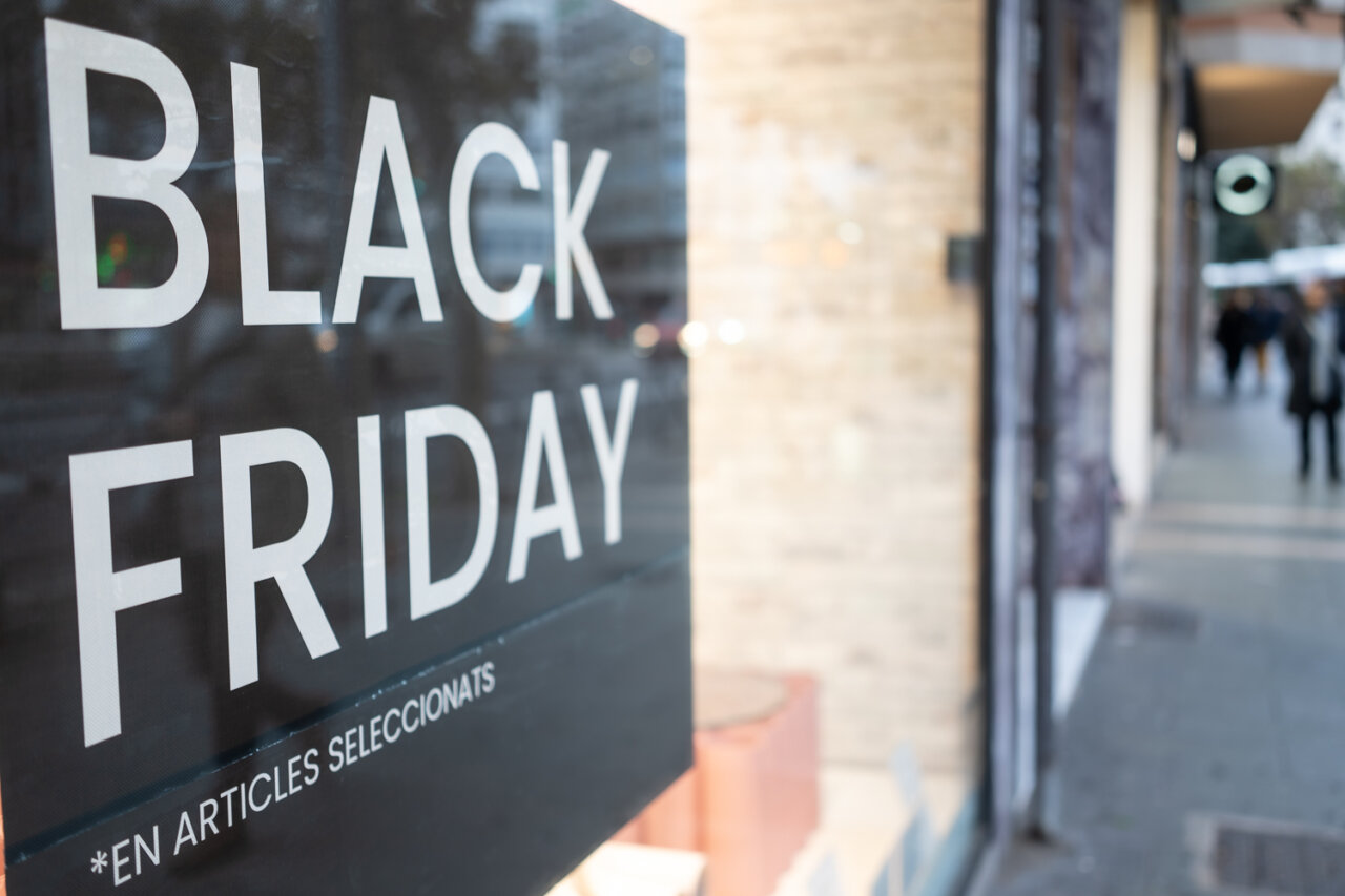 Cartel de Black Friday en una tienda con texto en blanco
