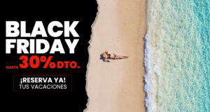 Mujer tomando el sol en la playa durante Black Friday