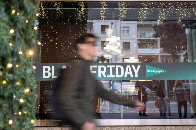 Persona caminando frente a un cartel de Black Friday en El Corte Inglés.