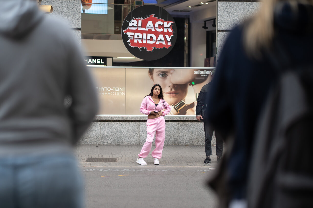 Mujer con traje de sudadera rosa en un evento de Black Friday