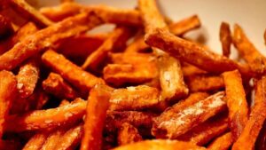 Bastones de boniato congelado listos para cocinar.