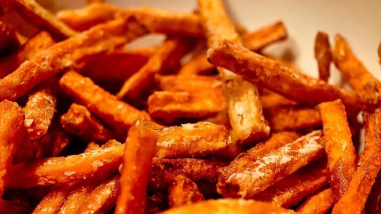 Bastones de boniato congelado listos para cocinar.