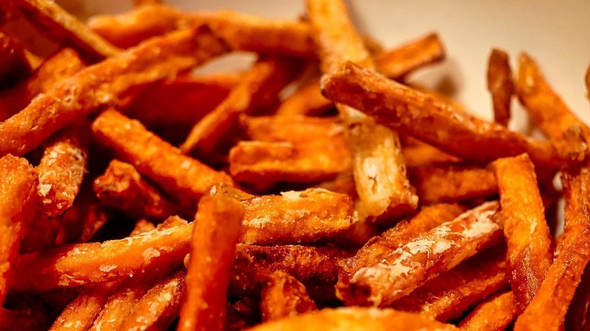 Bastones de boniato congelado listos para cocinar.