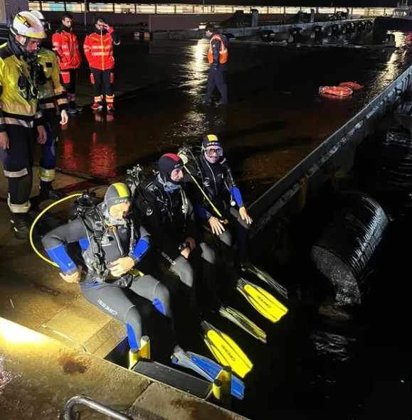 Buceadores preparándose para una misión de rescate en Menorca