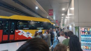 Pasajeros esperando en la Estación Intermodal debido a un bus averiado.
