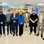 Grupo de personas en evento sobre innovación empresarial en CAEB