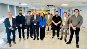 Grupo de personas en evento sobre innovación empresarial en CAEB