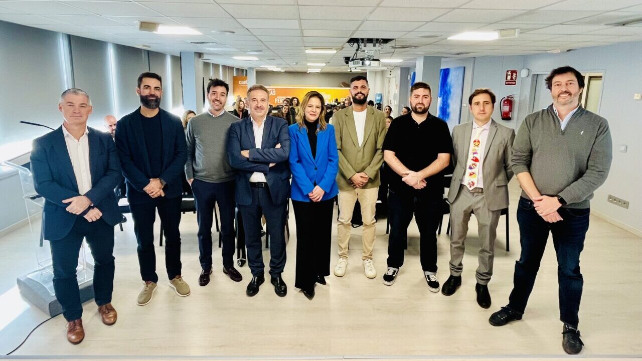 Grupo de personas en evento sobre innovaci&oacute;n empresarial en CAEB