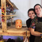 Dos personas sonrientes en un café con decoración rústica