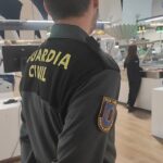 Agente de la Guardia Civil en un control de seguridad en aeropuerto.