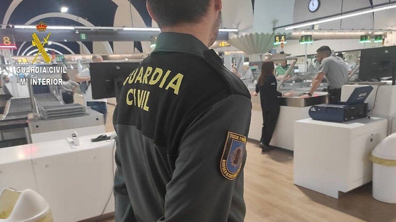 Agente de la Guardia Civil en un control de seguridad en aeropuerto.