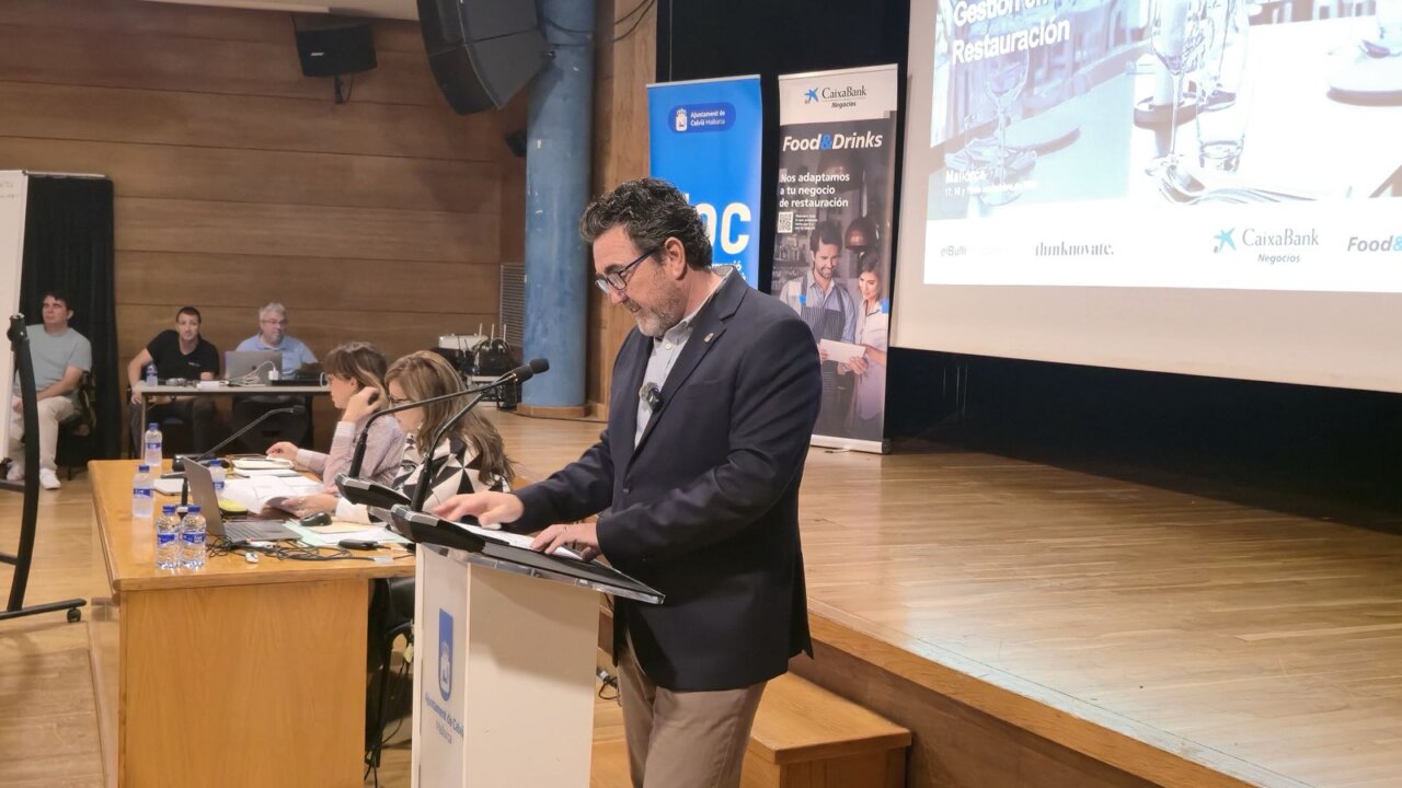 Inauguración del curso de gestión de restauración en Calvià con ponentes y asistentes.