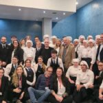 Grupo de profesionales y chefs en la inauguración del curso de restauración