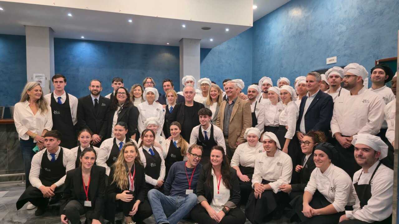 Grupo de profesionales y chefs en la inauguraci&oacute;n del curso de restauraci&oacute;n