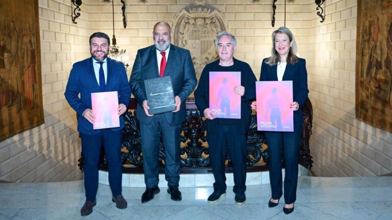 El alcalde de Palma y otros participantes sosteniendo documentos en un evento