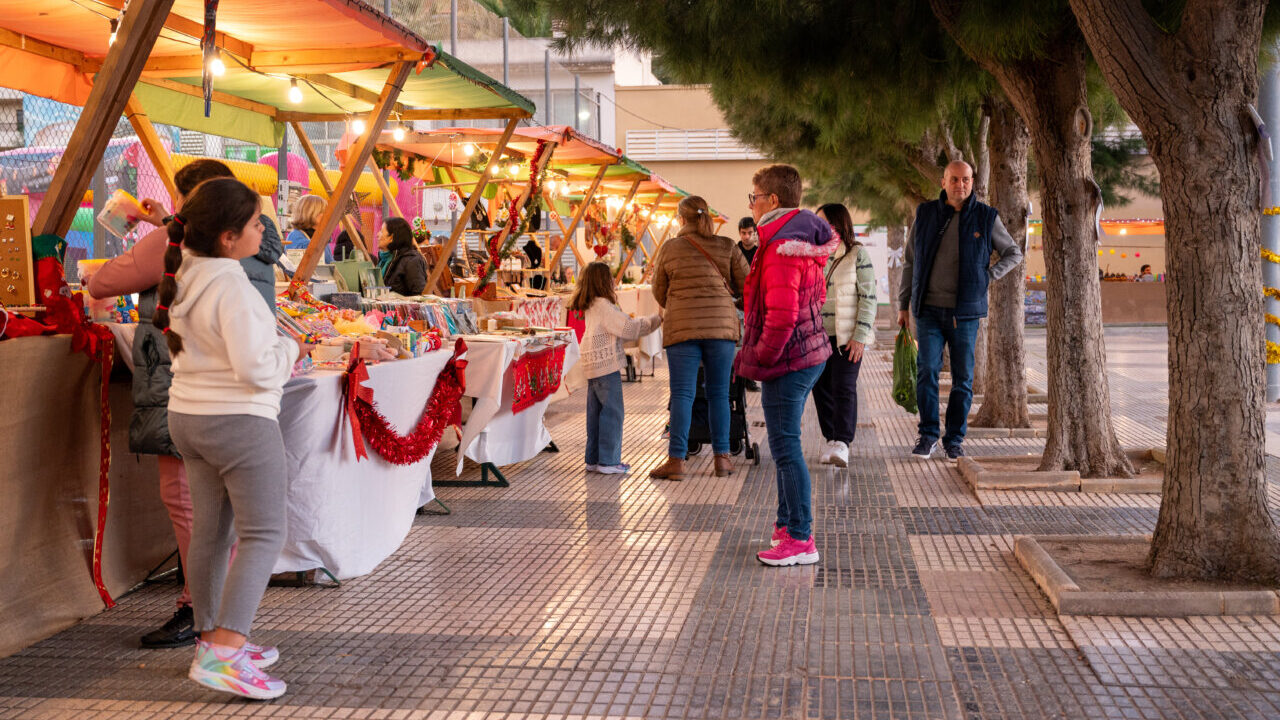 Mercado navideño en Calvià con actividades familiares y decoraciones festivas.
