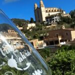 Copa de vino con vista a la iglesia en Calvià