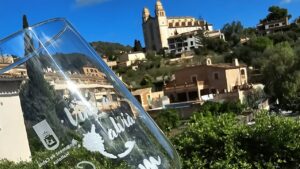 Copa de vino con vista a la iglesia en Calvià