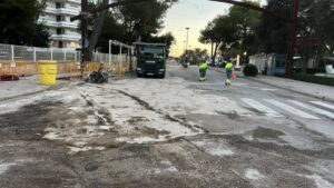Un camión pierde más de 100 litros de gasoil tras un accidente en Alcúdia