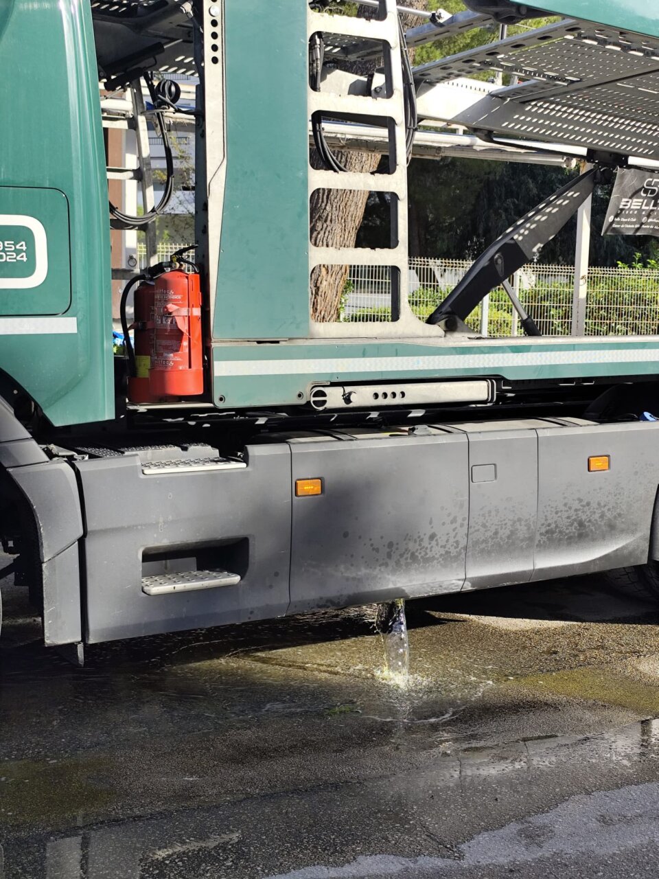 Camión derramando gasoil tras un accidente en Alcúdia