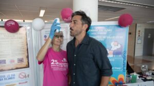 Persona realizando una prueba médica durante campaña contra el tabaquismo