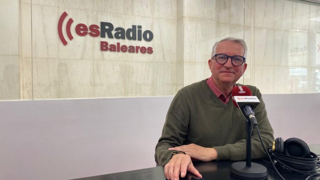 Carlos Fuentes, delegado episcopal, en esRadio Baleares durante una entrevista.