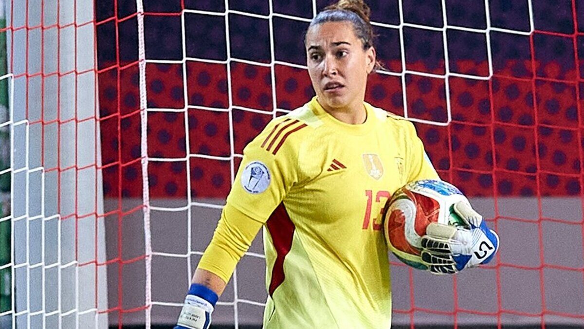 Cata Coll en acci&oacute;n durante un partido de f&uacute;tbol en Alemania