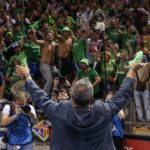 Celebración del Illes Balears Palma Futsal con aficionados en las gradas