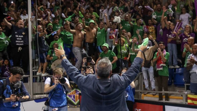 Celebración del Illes Balears Palma Futsal con aficionados en las gradas