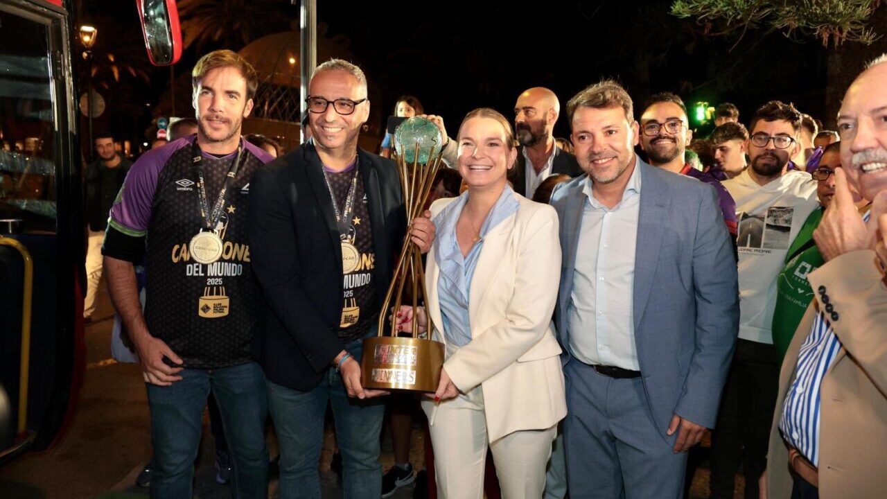 Celebración del Illes Balears Palma Futsal con el trofeo Intercontinental 2025