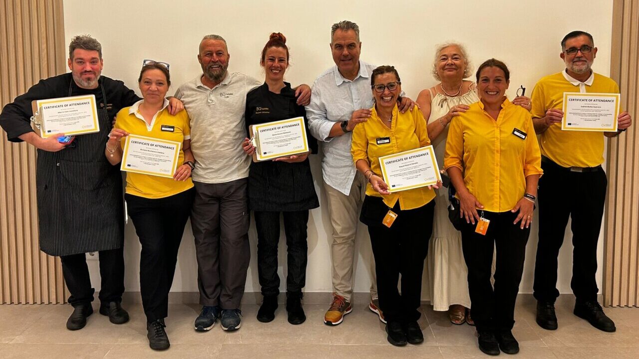 Grupo de profesionales con certificados de asistencia del proyecto Circular4Hospitality