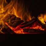 Llamas y brasas de una chimenea en un restaurante