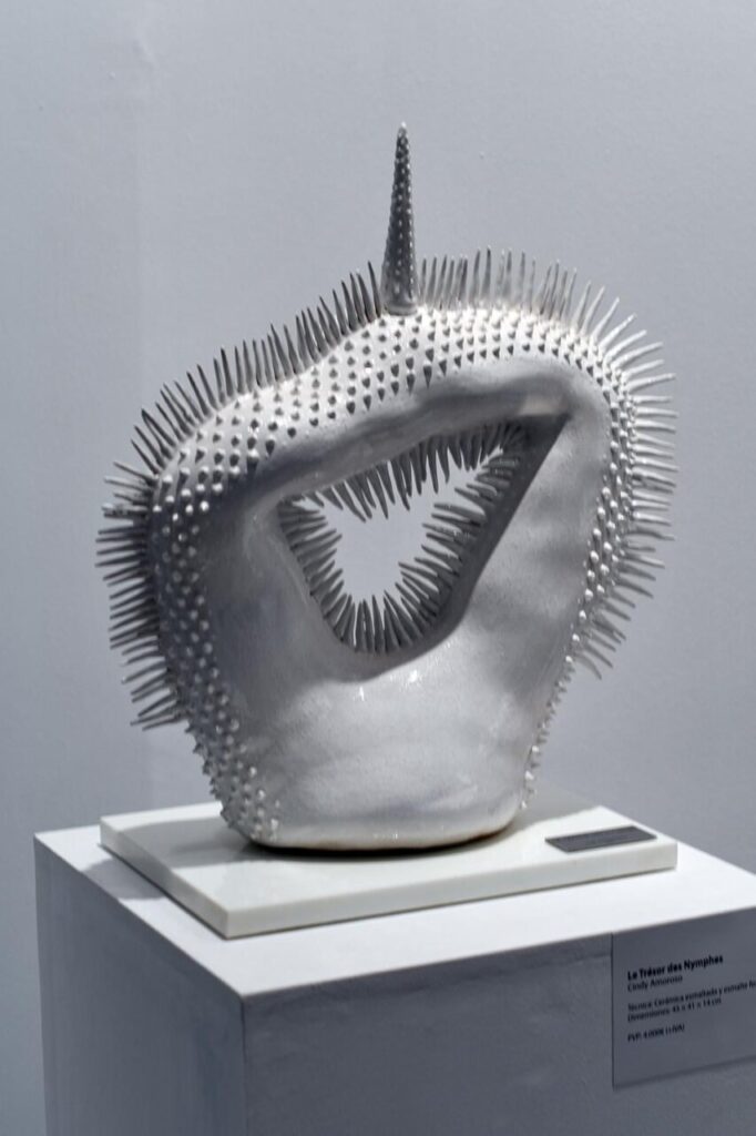 Escultura cerámica de Cindy Amoroso en exposición en Mallorca