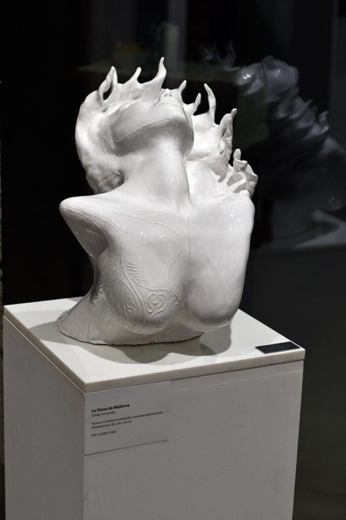 Escultura de cerámica blanca titulada 'La Diosa de Mallorca' de Cindy Amoroso