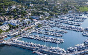 Vista aérea del club de vela en el puerto de Andratx con yates