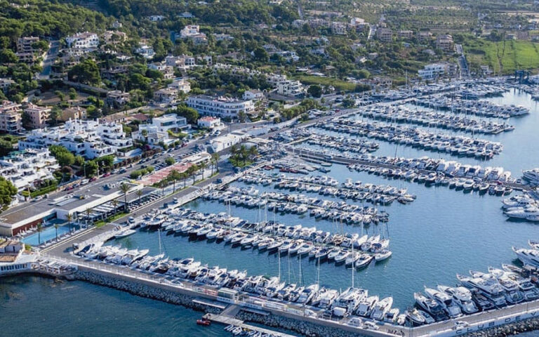 Vista aérea del club de vela en el puerto de Andratx con yates