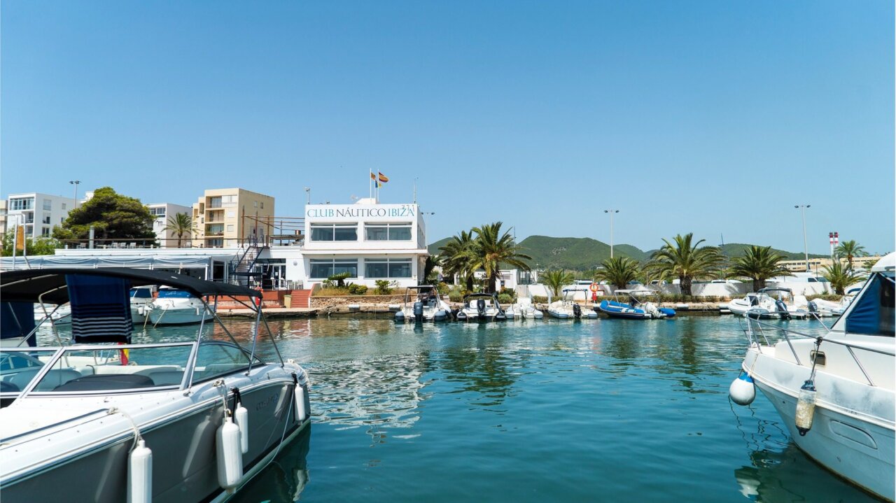 Vista del Club Náutico de Ibiza con barcos en el puerto